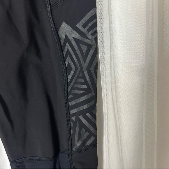 Lululemon Athletica Black Cropped Leggings with Geometric Design size 6 - Picture 3 of 5